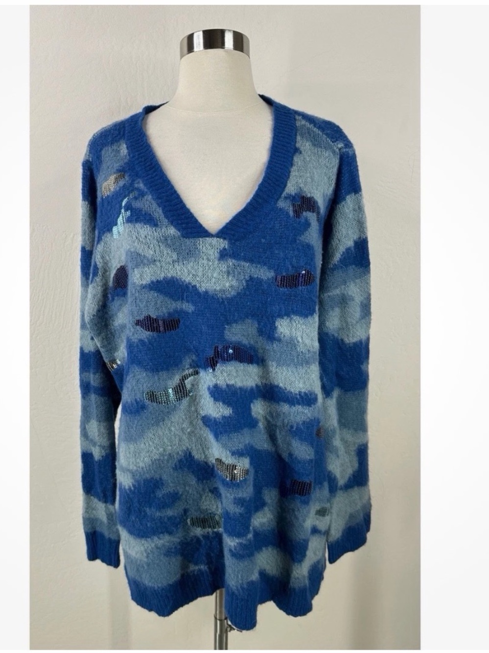 LOGO Lavish Camouflage V-Neck Women's Sweater with sequin embellishment
